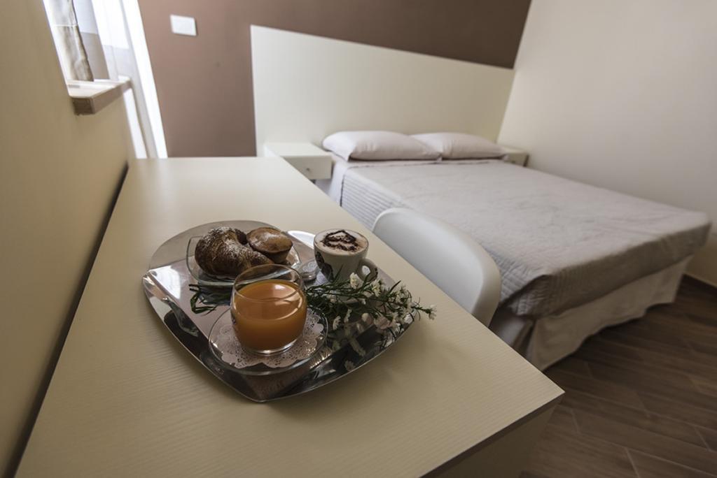 Golden House Hotel Mesagne Cameră foto