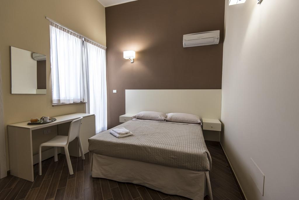 Golden House Hotel Mesagne Cameră foto